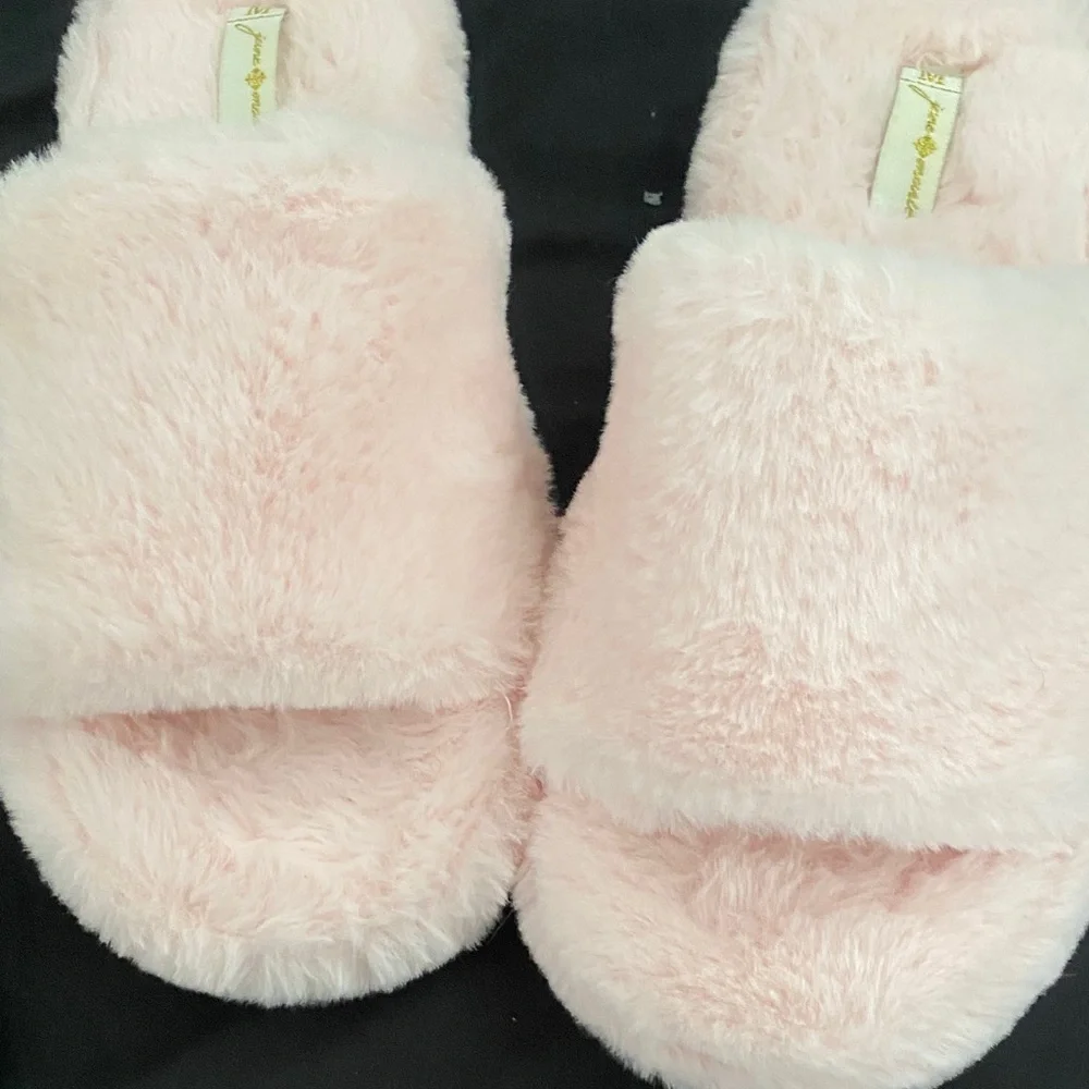 Women's Pink Fuzzy Slippers - Picture 4 of 4